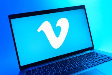 Prag, Çek Cumhuriyeti - 05 08 2025: Renkli bir arkaplanda uzanan ve Vimeo logosunu gösteren bir dizüstü bilgisayarın yakından görüntüsü.