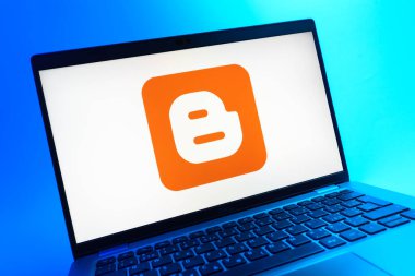 Prag, Çek Cumhuriyeti - 05 08 2025: Renkli bir arkaplanda duran bir dizüstü bilgisayarın yakından görüntüsü, Blogger logosunu gösteriyor.