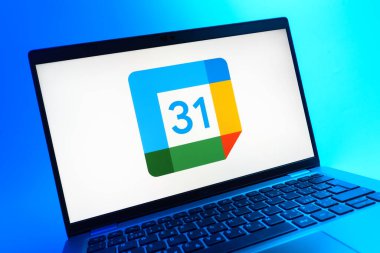 Prag, Çek Cumhuriyeti - 05 08 2025: Google Takvim logosunu gösteren renkli bir arkaplanda duran dizüstü bilgisayarın yakından görüntüsü.