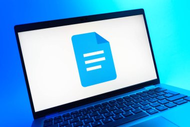 Prag, Çek Cumhuriyeti - 05 08 2025: Google Docs logosunu gösteren renkli bir arkaplanda duran dizüstü bilgisayarın yakından görüntüsü.