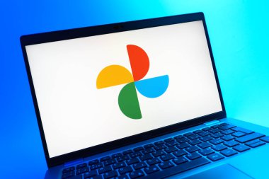 Prag, Çek Cumhuriyeti - 05 08 2025: Google Photos logosunu gösteren renkli bir arkaplanda duran dizüstü bilgisayarın yakından görüntüsü.