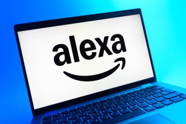 Prag, Çek Cumhuriyeti - 05 08 2025: Renkli bir arkaplanda duran ve Alexa logosunu gösteren bir dizüstü bilgisayarın yakından görüntüsü.