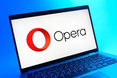Prag, Çek Cumhuriyeti - 05 08 2025: Renkli bir arkaplanda uzanan dizüstü bilgisayarın yakından görüntüsü, Opera logosunu gösteriyor.