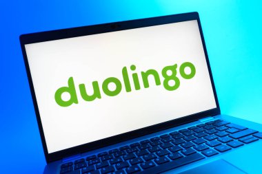 Prag, Çek Cumhuriyeti - 05 08 2025: Duolingo logosunu gösteren renkli bir arkaplanda duran dizüstü bilgisayarın yakından görüntüsü.