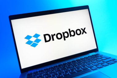 Prag, Çek Cumhuriyeti - 05 08 2025: Dropbox logosunu gösteren renkli bir arkaplanda duran dizüstü bilgisayarın yakından görüntüsü.