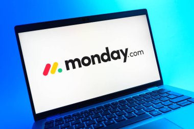 Prag, Çek Cumhuriyeti - 05 08 2025: Renkli bir arkaplanda duran bilgisayarın yakından görüntüsü, Monday.com logosunu gösteriyor.