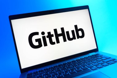 Prag, Çek Cumhuriyeti - 05 08 2025: GitHub logosunu gösteren renkli bir arkaplanda duran dizüstü bilgisayarın yakından görüntüsü.
