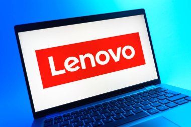 Prag, Çek Cumhuriyeti - 05 08 2025: Renkli bir arkaplanda duran ve Lenovo logosunu gösteren bir dizüstü bilgisayarın yakından görüntüsü.