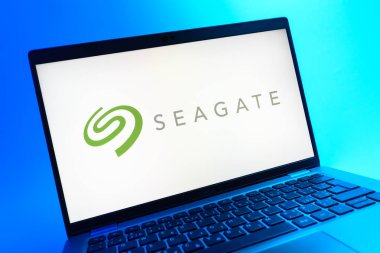 Prag, Çek Cumhuriyeti - 05 08 2025: Seagate logosunu gösteren renkli bir arkaplanda duran dizüstü bilgisayarın yakından görüntüsü.
