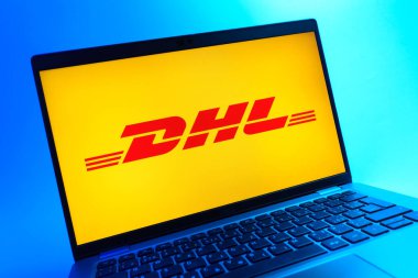 Prag, Çek Cumhuriyeti - 05 08 2025: DHL logosunu gösteren renkli bir arkaplanda duran dizüstü bilgisayarın yakından görüntüsü.