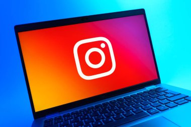 Prag, Çek Cumhuriyeti - 05 08 2025: Instagram logosunu gösteren renkli bir arkaplanda duran dizüstü bilgisayarın yakından görüntüsü.