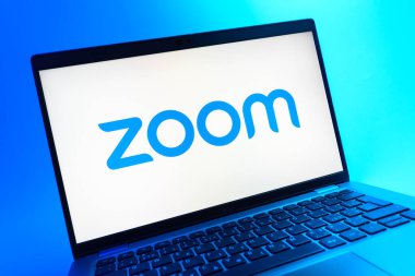 Prag, Çek Cumhuriyeti - 05 08 2025: Zoom logosunu gösteren renkli bir arkaplanda duran dizüstü bilgisayarın yakından görüntüsü.