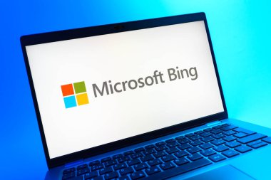 Prag, Çek Cumhuriyeti - 05 08 2025: Microsoft Bing logosunu gösteren renkli bir arkaplanda duran dizüstü bilgisayarın yakından görüntüsü.