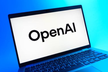 Prag, Çek Cumhuriyeti - 05 08 2025: Renkli bir arkaplanda uzanan ve OpenAI logosunu gösteren bir dizüstü bilgisayarın yakından görüntüsü.