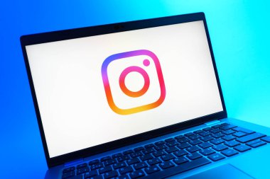 Prag, Çek Cumhuriyeti - 05 08 2025: Instagram logosunu gösteren renkli bir arkaplanda duran dizüstü bilgisayarın yakından görüntüsü.