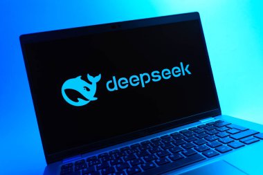 Prag, Çek Cumhuriyeti - 05 08 2025: Renkli arkaplanda duran ve Deepseek logosunu gösteren bir dizüstü bilgisayarın yakından görüntüsü.