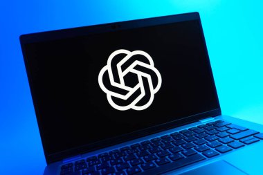 Prag, Çek Cumhuriyeti - 05 08 2025: Renkli bir arkaplanda uzanan ve OpenAI logosunu gösteren bir dizüstü bilgisayarın yakından görüntüsü.
