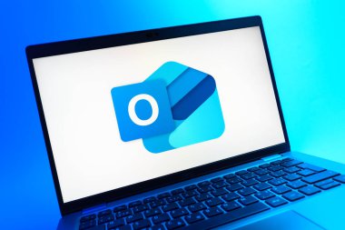 Prag, Çek Cumhuriyeti - 05 08 2025: Renkli arkaplanda uzanan ve Outlook logosunu gösteren bir dizüstü bilgisayarın yakından görüntüsü.
