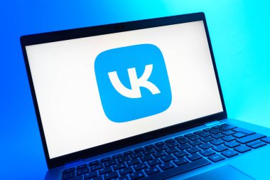 Prag, Çek Cumhuriyeti - 05 08 2025: Renkli bir arkaplanda duran bir dizüstü bilgisayarın yakından görüntüsü, VK logosunu gösteriyor.
