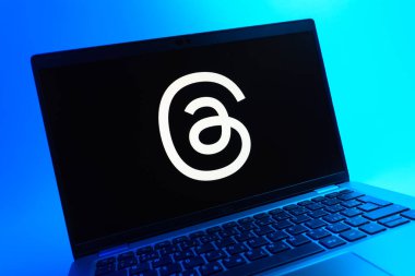 Prag, Çek Cumhuriyeti - 05 08 2025: Renkli bir arkaplanda uzanan dizüstü bilgisayarın yakından görüntüsü.