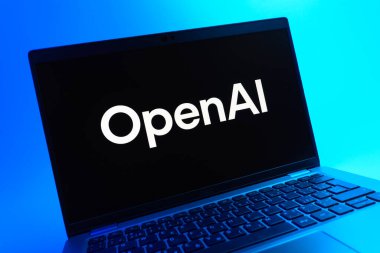 Prag, Çek Cumhuriyeti - 05 08 2025: Renkli bir arkaplanda uzanan ve OpenAI logosunu gösteren bir dizüstü bilgisayarın yakından görüntüsü.