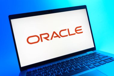 Prag, Çek Cumhuriyeti - 05 08 2025: Kahin logosunu gösteren renkli bir arkaplanda duran dizüstü bilgisayarın yakından görüntüsü.