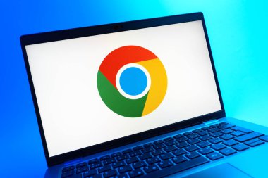 Prag, Çek Cumhuriyeti - 05 08 2025: Renkli arkaplanda uzanan bir dizüstü bilgisayarın yakından görüntüsü, Chrome logosunu gösteriyor.