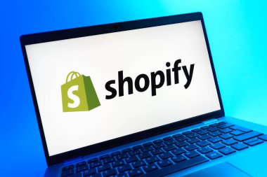 Prag, Çek Cumhuriyeti - 05 08 2025: Shopify logosunu gösteren renkli bir arkaplanda duran dizüstü bilgisayarın yakından görüntüsü.