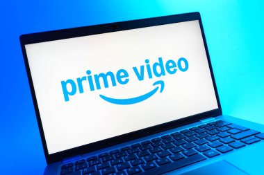 Prag, Çek Cumhuriyeti - 05 08 2025: Renkli bir arkaplanda uzanan ve Prime video logosunu gösteren bir dizüstü bilgisayarın yakından görüntüsü.