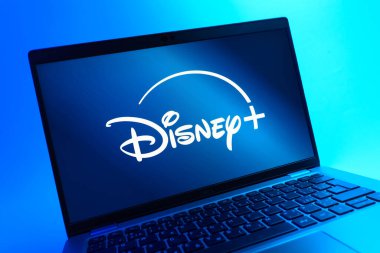 Prag, Çek Cumhuriyeti - 05 08 2025: Disney + logosunu gösteren renkli bir arkaplanda duran dizüstü bilgisayarın yakından görüntüsü.