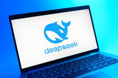 Prag, Çek Cumhuriyeti - 05 08 2025: Renkli arkaplanda duran ve Deepseek logosunu gösteren bir dizüstü bilgisayarın yakından görüntüsü.