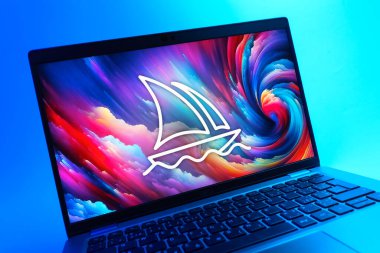 Prag, Çek Cumhuriyeti - 05 08 2025: Renkli bir arkaplanda duran ve Midtrip logosunu gösteren bir dizüstü bilgisayarın yakından görüntüsü.