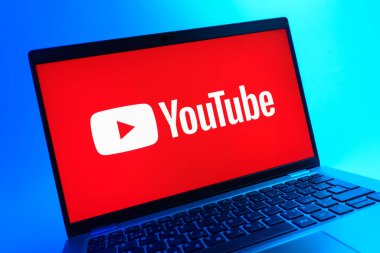 Prag, Çek Cumhuriyeti - 05 08 2025: Youtube logosunu gösteren renkli bir arkaplanda duran dizüstü bilgisayarın yakından görüntüsü.