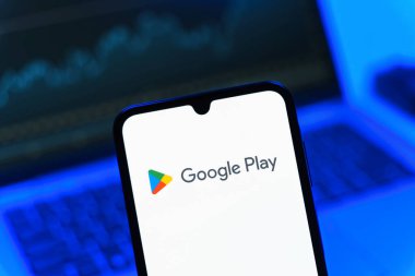 Prag, Çek Cumhuriyeti - 05 08 2025: Google Play logosunu gösteren akıllı telefon.