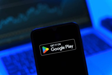 Prag, Çek Cumhuriyeti - 05 08 2025: Google Play logosunu gösteren akıllı telefon.