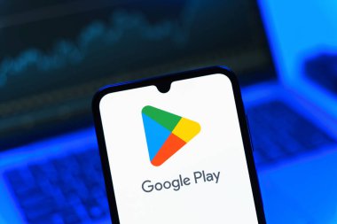 Prag, Çek Cumhuriyeti - 05 08 2025: Google Play logosunu gösteren akıllı telefon.