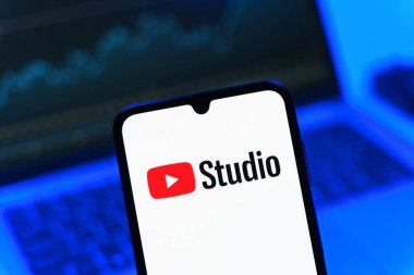 Prag, Çek Cumhuriyeti - 05 08 2025: Youtube Stüdyo logosunu gösteren akıllı telefon.