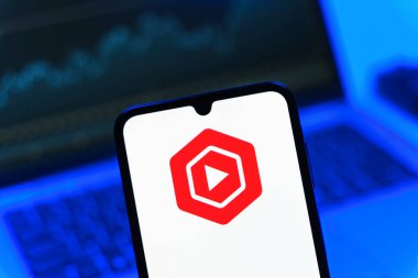 Prag, Çek Cumhuriyeti - 05 08 2025: Youtube Stüdyo logosunu gösteren akıllı telefon.