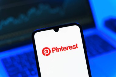 Prag, Çek Cumhuriyeti - 05 08 2025: Pinterest logosunu gösteren akıllı telefon.