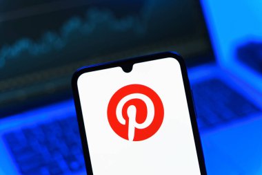 Prag, Çek Cumhuriyeti - 05 08 2025: Pinterest logosunu gösteren akıllı telefon.