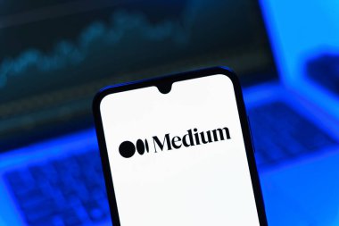 Prag, Çek Cumhuriyeti - 05 08 2025: Yüzeyde Medium logosu gösteren akıllı telefon.