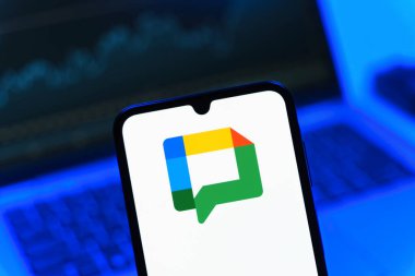 Prag, Çek Cumhuriyeti - 05 08 2025: Google Chat logosunu gösteren akıllı telefon.