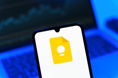 Prag, Çek Cumhuriyeti - 05 08 2025: Google Keep logosunu gösteren akıllı telefon.