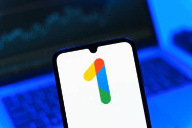 Prag, Çek Cumhuriyeti - 05 08 2025: Google One logosunu gösteren akıllı telefon.