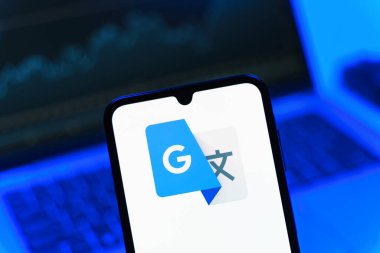 Prag, Çek Cumhuriyeti - 05 08 2025: Google Translate logosunu gösteren akıllı telefon.