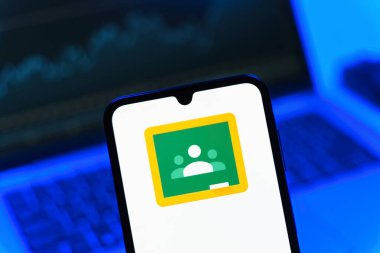 Prag, Çek Cumhuriyeti - 05 08 2025: Google Sınıfı logosunu gösteren akıllı telefon.