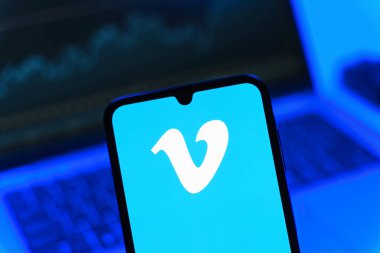 Prag, Çek Cumhuriyeti - 05 08 2025: Vimeo logosunu gösteren akıllı telefon.