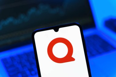 Prag, Çek Cumhuriyeti - 05 08 2025: Quora logosunu gösteren akıllı telefon.