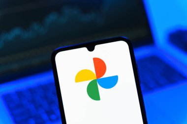 Prag, Çek Cumhuriyeti - 05 08 2025: Google Fotoğrafları logosunu gösteren akıllı telefon.