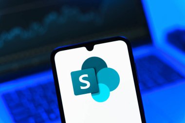 Prag, Çek Cumhuriyeti - 05 08 2025: Microsoft Sharepoint logosunu gösteren akıllı telefon.